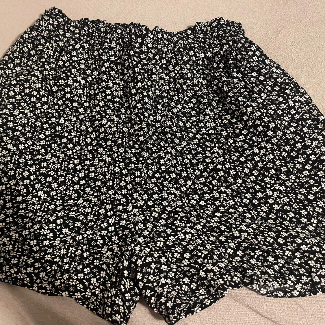 Svarta blommiga shorts från Amisu/ new yorker - 90