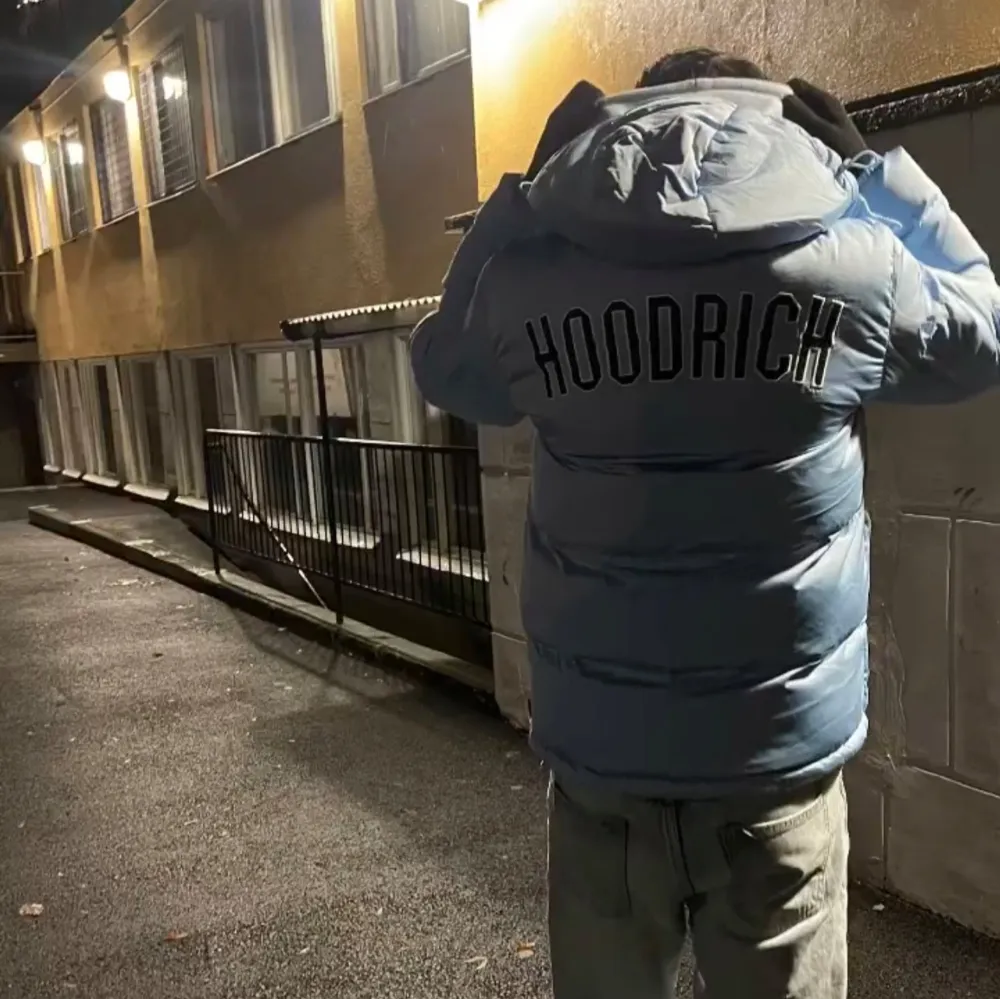 Säljer en snygg ljusblå pufferjacka från Hoodrich med storlek S men funkar även om man har M storleken priset är inte fast det går o diskutera det vid intresse. Takit.