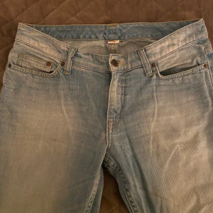 Ljusblå jeans - Säljer ett par ljusblå low waist jeans med klassisk femficksdesign och dragkedja. De har en straight passform och är i perfekt skick! Jeansen har en lätt tvättad look som ger dem en vintage känsla. Säljer pågrund av att de inte kommer till användning💕Osäker på storleken så kolla måtten.              Midjemått - 42 cm Inneben - 85 cm  