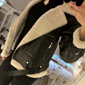Svart skinnjacka med vit pälsfoder - Snygg svart skinnjacka med mjukt vitt pälsfoder. Håller en bekvämlighet varm. Ursprungskostnad 1,346kr. 