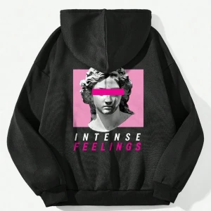 Svart hoodie med tryck - Cool svart hoodie med ett konstnärligt tryck av en staty och texten 'Intense Feelings' i rosa och vitt. Perfekt för en avslappnad stil med en kreativ touch.