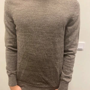 NN.07 crewneck - En riktigt fet NN.07 crewneck, modell Ted Knit i 100% merinoull i nyskick. Inga som helst defekter förekommer. Ny pris 1500kr. 