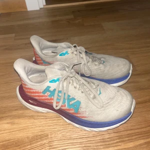 Hoka One One löparskor - Säljer mina Hoka springskor i strl 38 dam. Skorna är använda men har inga hål/skador m.m. De är smutsiga men inget som påverkar funktionen. För den som orkar så kan en tvättning pigga upp utseendet. I övrigt fina och lätta skor. Nypris ligger runt 2000kr och jag säljer för 900kr. Fraktas i skokartong.