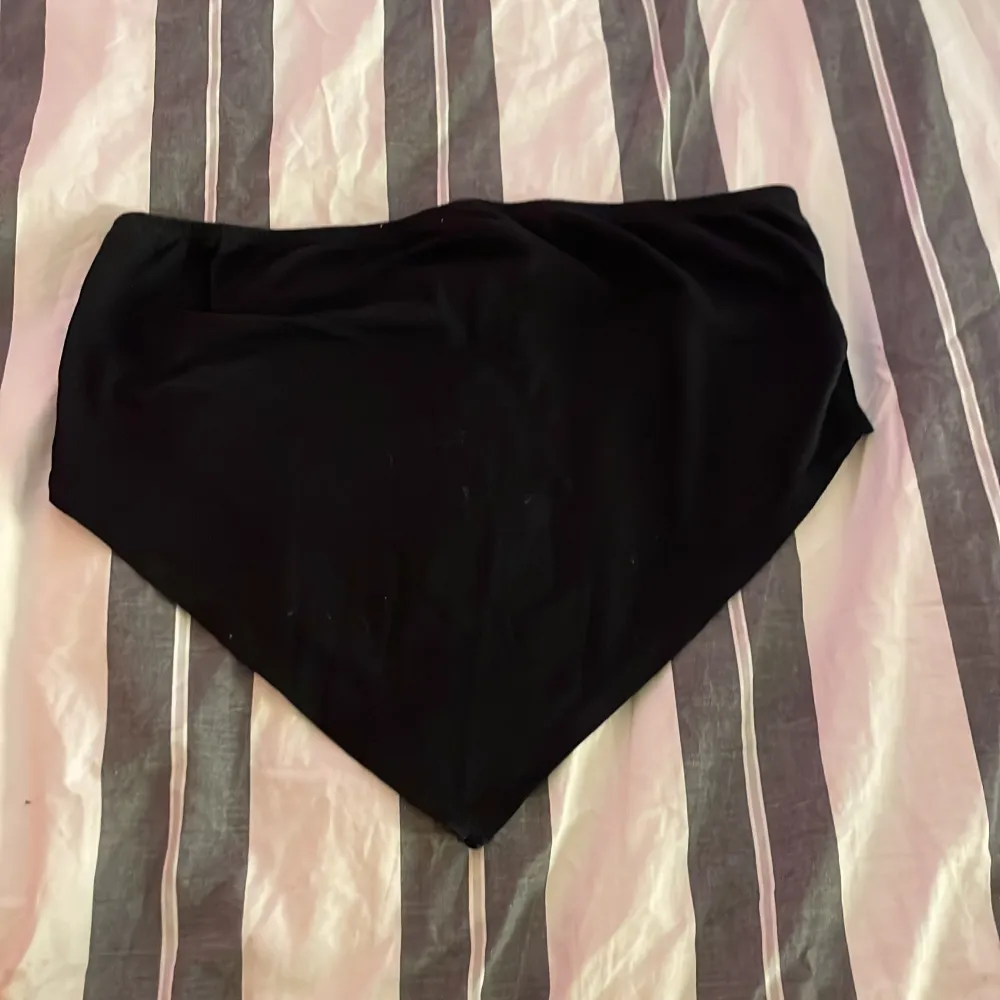 Säljer nu min svarta topp från Shein. Den är använd men inga defekter på den vad jag kan se då den är sparsamt använd. Storlek XS. Hör av dej vid intresse eller för mer info. Köparen betalar frakten💕. Yläosat.