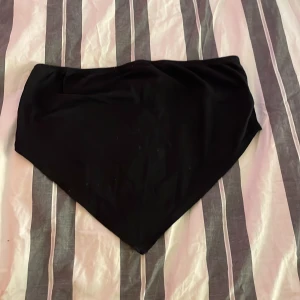 Svart topp från Shein - Säljer nu min svarta topp från Shein. Den är använd men inga defekter på den vad jag kan se då den är sparsamt använd. Storlek XS. Hör av dej vid intresse eller för mer info. Köparen betalar frakten💕