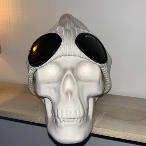 Vit cp.Company mössa - Vit cp company mössa jag fick förra året, använt den mycket men den är i perfekt skick. Kommer ej i cp company lådan för lådan är för stor.