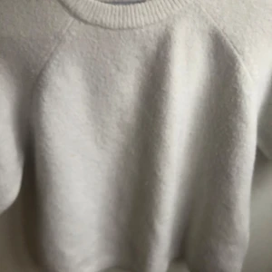 Vit tröja från 157💗 - Säljer en stilren vit tröja från 157. Tröjan har en rund halsringning och är perfekt för en avslappnad look. Passar bra till både jeans och kjol. Perfekt för kyligare dagar! Skulle säga att de är storlek Xs - S !