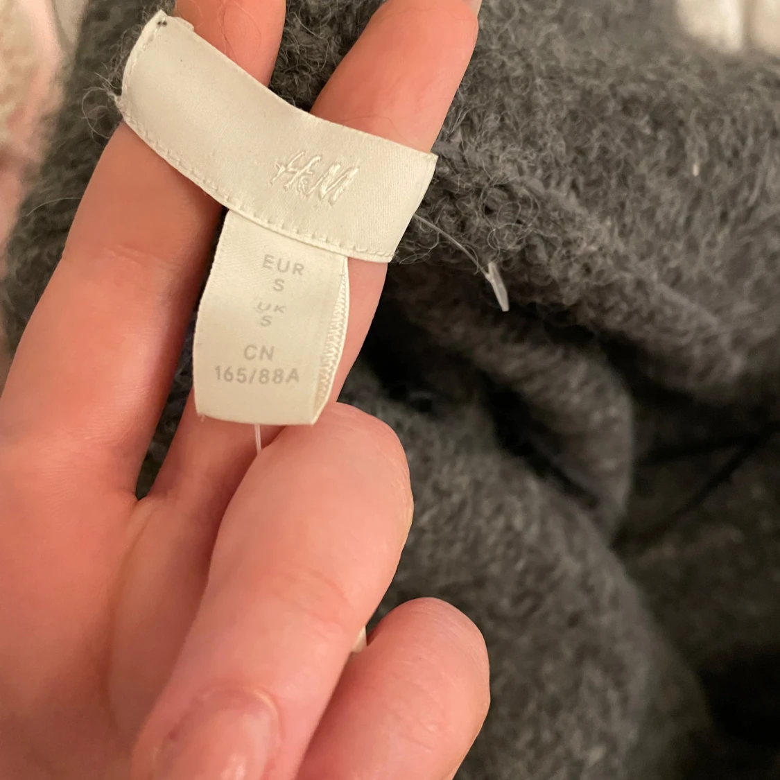 Grå offshoulder tröja från H&M - 90