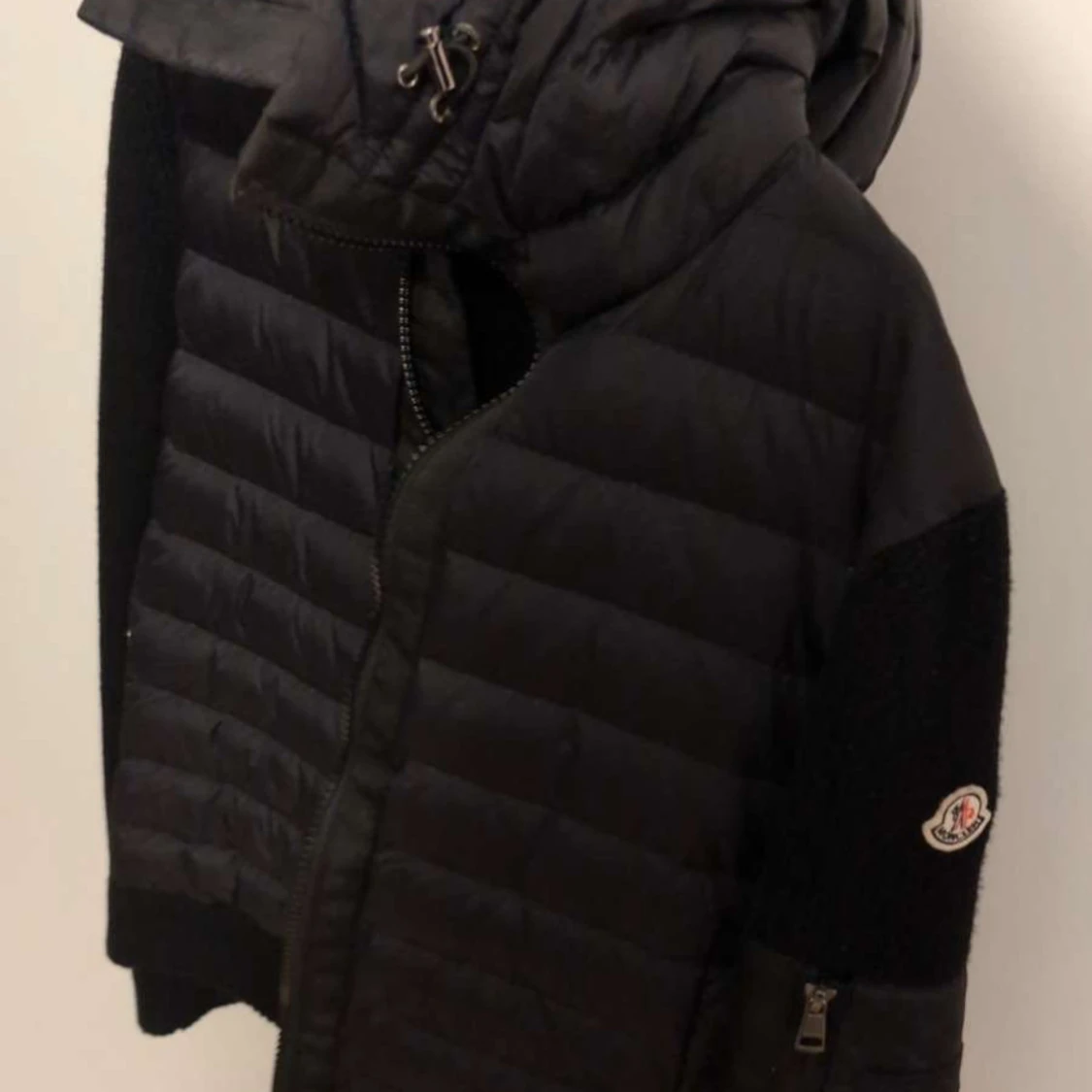 Svart dunjacka från Moncler