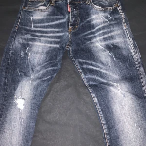 Dsquared2 jeans äkta - Byxorna är i bra skick förutom lappen på baksidan som är lite trasig, äkta limited edition. Fraktar och möts📞 storleken är 50 och motsvarar 34/32 i tumstorlek.