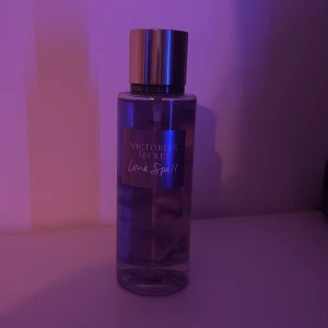 Body Mist från Victoria's Secret - Säljer en ny Love Spell Fragrance Body Mist från Victoria's Secret. Flaskan är 250 ml, en fruktig doft