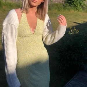 Gul blommig klänning - Säljer en söt gul klänning med blommigt mönster🩷