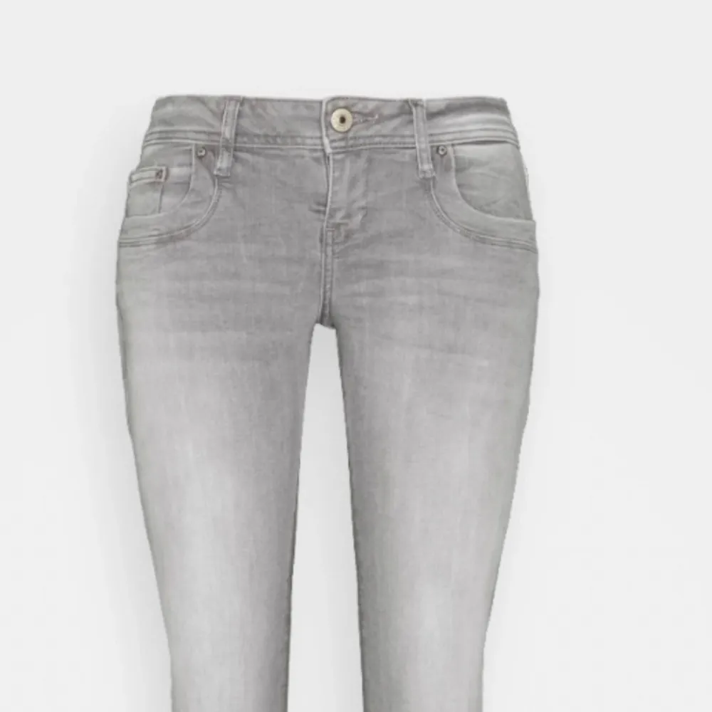 Säljer mina grå Lbt jeans då de tyvärr var för stora för mig. Pris går att diskuteras🌸Nypris 949kr. Jeans & Byxor.