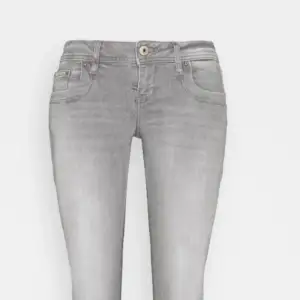 Säljer mina grå Lbt jeans då de tyvärr var för stora för mig. Pris går att diskuteras🌸Nypris 949kr