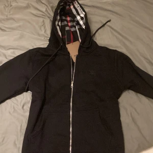 Burberry kofta - Säljer en burberry kofta i nyskick med tag kvar.  Storlek M och passar till det mesta! Hör av er vid frågor😁