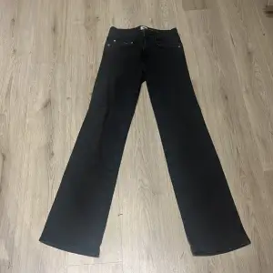 Säljer ett par svarta bootcut jeans i bra skick. De har en klassisk femficksdesign och är perfekta för både vardag och fest. Passar till allt och ger en snygg siluett. Perfekt för höst och vinter!