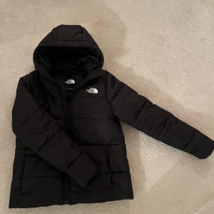 Svart pufferjacka från The North Face - svart pufferjacka från The North Face i mycket bra skick. Har knappt använt den. Skriv för fler bilder
