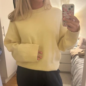 Gul stickad tröja från Zara - Supermysig gul stickad från Zara med normal passform, långa ärmar och ribbade muddar vid ärmslut och nederkant. Jättebra skick, passar mig med storlek 38 jättebra men hade fungerat toppen även för både större och mindre storlekar 💛