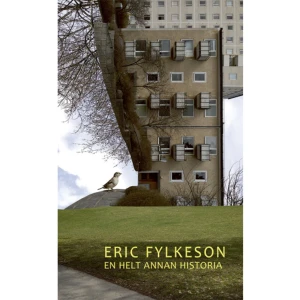 En helt annan historia (pocket) -  Upptäckten att den värste mobbaren och den mest mobbade aldrig flyttade från sina föräldrahem i förorten, trots att mer än 50 år har gått, gör att berättaren blir besatt av att hitta svaret på frågan. På tidsresan möter vi många karaktärer och deras livsberättelser, från sent 50-tal fram till idag. Varför blev vi de människor vi blev?  En annorlunda förortsskildring av en lönearbetarklass som varken super ihjäl sig eller slår sönder sina grannar men som inte är särskilt stolt för det, eftersom man vet att man förlorat matchen redan innan domaren har blåst till avspark. Här finns en bandyportfölj som byter ägare, en relik med namnet Ljusdal skrivet i svart svajig tusch. Här finns en olaglig avlyssning av ett gäng gubbar som samlats i ett trapphus. Här finns en bunt nattdrömmar som på ett oroväckande sätt demaskerar verkligheten. Här finns ett höghustak och en dörr som inte går att stänga. Här finns Gävle, men mer som ett tillstånd. Här finns ett i högsta grad tvivelaktigt berättarjag, en smygtittare. Vad som inte finns är hjältar som är alltigenom goda. Bokens osminkade berättelser från förortens bäbisår är en hyllning till ambivalensen i en svårt polariserad samtid och allt annat än politiskt korrekt, byggd på övertygelsen att sanningen finns i många storlekar och surhetsgrader. Men den verkliga ondskan, finns den eller inte? Jovisst gör den det, den finns runt oss varje dag och gärna i miljöer vi inte räknat med. Den vill oftast undvika att stå i främsta ledet, trivs bättre som bakgrundsfigur eller som ett sorl. Bokens motto lyder:  "Ett är säkert. Jaget är en felsökning. Vill man veta något om sig själv måste man tränga in i den omgivning som gjorde en möjlig. Där man bottnar finns de andra. Där vattnet som faller tror att det äntligen är nere på fast mark finns de andra".  Den aktuella romanen tog fem år att bli skriven. På författarens begäran ges den enbart ut som specialdesignad läsvänlig pocket ("för att vem som helst ska ha råd att köpa den"). Genom texten löper också en kärleksförklaring till Mälaren som något mer än bara en insjö.  Eric Fylkeson är född 1950 och uppvuxen i stockholmsförorterna Bromsten och Hässelby strand. Han debuterade 1973 och har utgivit ett 20-tal böcker. På 70-talet var han medlem i konstnärsgruppen Vesuvius (tills. med Bruno K. Öijer, Per-Eric Söder &amp; Leif Elggren). Redaktör för tre litterära tidskrifter under 70- och 80-talet. Skivproducent några år runt 1990. Han var fram till 2006 scenpoet med mer än 800 framträdanden runt om i Sverige, stundtals med jazzkomp men oftast ensam. Verksam som kommunpolitiker i Sala kommun från 1995 till 2012, avslutningsvis som ordförande i kultur- och fritidsnämnden. Han gjorde tills. med Anders Bjurenvall filmen Kärleken till en plats 2013 (en dramadokumentär). Mellan åren 1997 och 2014 arbetande som folkhögskollärare i litterär gestaltning, scenisk framställning, mytologier och semantik (i huvudsak vid Tärna folkhögskola i Västmanland och Skrivarakademin i Stockholm).    Format Pocket   Omfång 440 sidor   Språk Svenska   Förlag Aprilvindens Förlag   Utgivningsdatum 2018-08-01   Medverkande Jon Nyström   Medverkande Sebastian Nordbeck   ISBN 9789198475425  