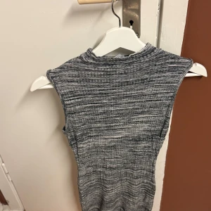 Grå ärmlös klänning från Amisu - Säljer en snygg grå ärmlös klänning från AMISU i storlek S. Klänningen har en ribbad textur och är perfekt för både vardag och fest. Den är i mycket bra skick och passar bra till både sneakers och klackar. Perfekt för höst och vår!