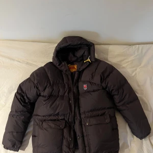 Fjällräven expedition down mörkbrun - Mörkbrun Fjällräven dunjacka Expedition Down i storlek XS. Superfint skick. Inga fläckar eller hål och knappt använd. Jättemysig och puffig. Endast använd fåtal gånger så väldigt sparsamt använd. 😄Det är en jättefin mörkbrun färg. 🥰