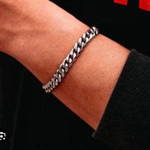 Silverfärgat armband i kedjestil - Snyggt och stilrent armband i silverfärgad kedjestil. Perfekt för både vardag och fest. Armbandet har en klassisk design som passar till alla outfits. Det är lätt att bära och ger en cool touch till din stil. KOM KÖP DEN NU!!