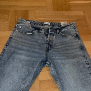 Blå jeans från Only & Sons - Säljer ett par klassiska blå jeans från Only & Sons i storlek W32 L32. De har en snygg tvättad look och är i bra skick. Perfekta för vardagsbruk med en normal passform och traditionell femficksdesign. Passar till alla tillfällen!