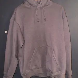 Säljer en grå/brun hoodie från H&M i loose fit. Den är superbekväm.  justerbar dragsko i huvan. Perfekt för både vardag och mysiga hemmakvällar. 🩶