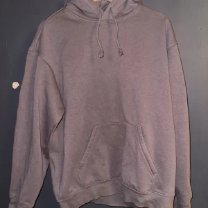 Grå/brun hoodie från H&M - Säljer en grå/brun hoodie från H&M i loose fit. Den är superbekväm.  justerbar dragsko i huvan. Perfekt för både vardag och mysiga hemmakvällar. 🩶