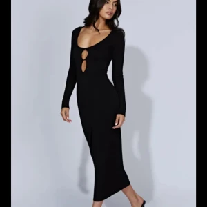 Svart långklänning från Rebekk - Snygg svart långklänning från MESHKI i nytt skick, med prislapp kvar💕 Den har en tight passform och är tillverkad i ett mjukt material. Klänningen har långa ärmar och en stilren design med en liten öppning framtill. Perfekt för höst och vinter, både till fest och vardag. I storlek XS💕