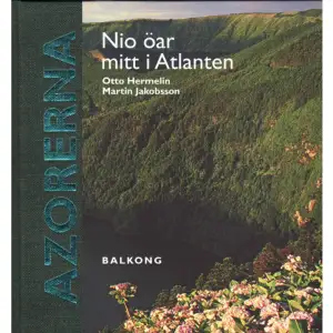 För nästan 600 år sedan upptäcktes Azorerna och allt sedan dess har människor fascinerats av ögruppen. De första por¬tugisiska upptäckarna såg inte bara det strategiska värdet i en utpost mitt i Atlanten, utan även öarnas överväldigande och vackra natur. Denna bok kom till för att ge kunskap om de bakomliggande orsakerna till att vulkaner brutit genom vat¬tenytan från flera kilometers vattendjup och bildat de nio öarna. För den som inte är geolog kan det krävas en förklar¬ing på varför det finns nio öar som ligger mitt i Atlanten mellan Europa och Nordamerika nästan 140 mil väster om Portugal, det vill säga till synes »mitt i ingenstans«. Materialet är samlat under en lång tid av geologerna tillika docenterna Otto Hermelin och Martin Jakobsson, båda verksamma vid Stockholms Universitet. Boken är rikt illustrerad med en mängd vackra bilder.    Format Inbunden   Omfång 285 sidor   Språk Svenska   Förlag Balkong Förlag   Utgivningsdatum 2010-03-17   Medverkande Petra Meyer-Linderoth   Medverkande Otto Hermelin   Medverkande Martin Jakobsson   ISBN 9789185581351  