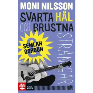 Svarta hål och brustna strängar är den fjärde boken om Semlan och Gordon. Till den här boken finns en lärarhandledning. Den här boken handlar rätt mycket om kärlek: a) om lycklig kärlek (Gordons) b) om olycklig kärlek (min) Den här boken handlar också om: c) att börja i sjuan d) körtelfeber (som nästan alla i hela skolan fick och som kunde härledas till en viss kysskola på Lindvägen) e) Kevin, en sjukt snygg granne f) svarta hål, både såna som inte syns på himlen och såna som känns inuti g) strängar som bär och som brister Helt enkelt om två månader i Semlan Nichlasdotter- Liljestrands innehållsrika liv!      Format Pocket   Omfång 174 sidor   Språk Svenska   Förlag Natur & Kultur Allmänlitteratur   Utgivningsdatum 2020-03-20   ISBN 9789127166097  