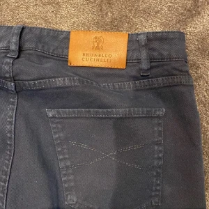 Brunello Cucinelli Jeans - Riktigt snygga och perfekta jeans som är stilrena och går att kombinera med alla möjliga olika outfits! Nypris 6799kr på CareOfCarl. Storlek 48 med en midjestorlek på 32. (Byten tas beroende på vad det är)