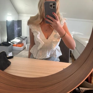 Söt topp ifrån H&M - Vit topp från Hm, storlek 36💋 (ostruken på bilderna) 