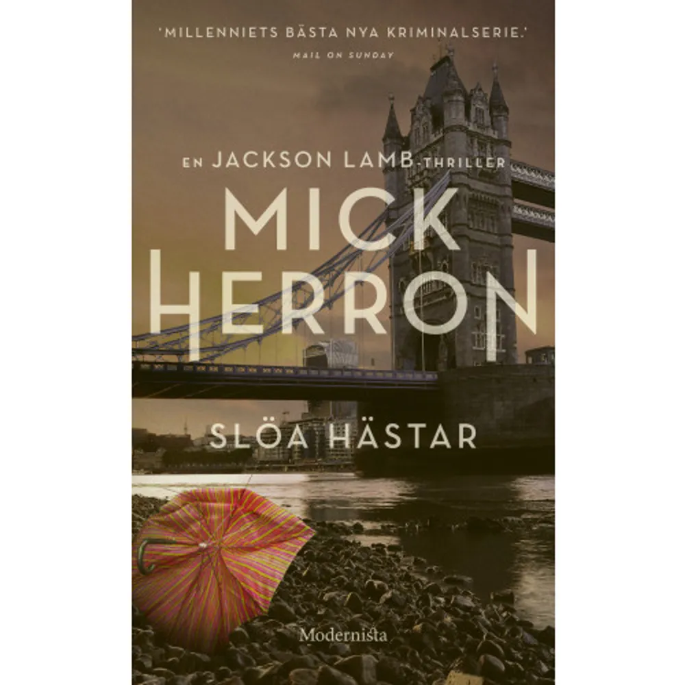 »Storbritanniens nya thrillermästare.«| Sunday Times »Mick Herron ser ut att bli vår tids store spionförfattare.« | Daily Mail »Millenniets bästa nya kriminalserie.« | Mail on Sunday »Vår generations John Le Carré.« | Val McDermid»Slöa hästar är en mörk skildring av spionvärldens baksida, med en stor portion ironi och humor som välgörande reliefer till all dysterhet och falskhet.« | Dast Magazine Jackson Lambs grupp av misfitspioner har blivit bannlysta från de högpresterande MI5-leden i Regent's Park för diverse förseelser kopplade till droger och fylla, sex och ödesdigra misstag, politik och svek. Nu är de i stället samlade i Slough House, där de vänder papper snarare än utför operationer. Men ingen av dem har gått med i underrättelsetjänsten för att vara en »slö häst«. Nu har en pojke kidnappats och hålls som gisslan - och förövarna hotar att ta livet av honom i livesändning på nätet. Hur orderna från »Tjänsten« än ser ut, så tänker inte de slöa hästarna bara sitta stilla och titta på... Slöa hästar är första boken i Mick Herrons prisbelönta kriminalserie Slough House, som nu också blir TV-serie med Gary Oldman i rollen som Jackson Lamb. MICK HERRON är en bästsäljande brittisk thrillerförfattare, mest känd för sin Slough House-serie, som nominerats till en lång rad priser och vunnit bland annat CWA:s Gold Dagger 2013, CWA Ian Fleming Steel Dagger Award 2017 och Capital Crime Best Thriller Award 2019. Slöa hästar [Slow Horses] är den första boken i serien.     Format Pocket   Omfång 367 sidor   Språk Svenska   Förlag Modernista   Utgivningsdatum 2021-04-09   Medverkande Gabriel Setterborg   ISBN 9789178938254  . Böcker.