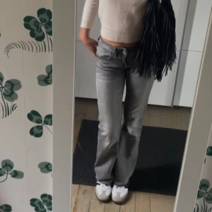 Bootcut jeans  - Säljer dessa gråa Lågmidjade jeans ifrån Gina Tricot i storlek 164 dock har jag sprätt upp sömnen längst ner för att få dem längre . Skriv vid frågor eller för fler bilder 💗