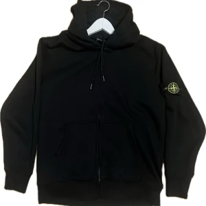 Svart hoodie från Stone Island - Säljer en snygg svart hoodie från Stone Island. Den har en dragkedja. I storlek M pris kan diskuteras vid snabb affär! Använt fåtal gånger!