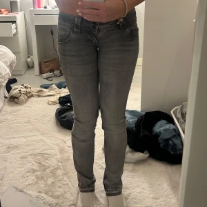 Grå lowwaist jeans - Pepe jeans - Säljer dem då de är för tighta för mina vader! jag är 168 lång och dem sitter perfekt i längden. har sytt dem på insidan därav de svarta vid innerbenet😊 använda 1 gång - nypris runt 1240