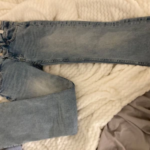 Gina Young jeans - Säljer dessa superfina blåa jeans från Gina Young då de inte kommer till användning, så väldigt bra skick. storlek 152. De är midwaist lite utsvängda.