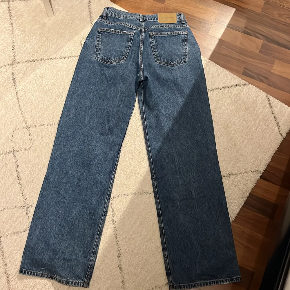 Säljer ett par klassiska blå jeans i mycket bra skick. De är högmidjade och har en avslappnad, rak passform som ger en skön och trendig look🤩🎉. Jeans & Byxor.