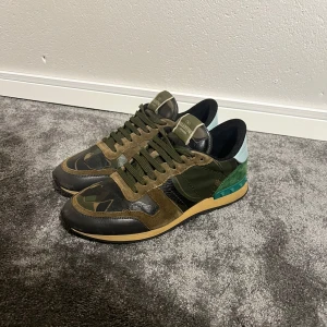 Valentino rockrunners camouflage  - Hej! Säljer nu dessa riktigt snygga valentino rockrunners. Storlek 42 skick 9/10 vid minsta lilla fundering är de bara o höra av sig