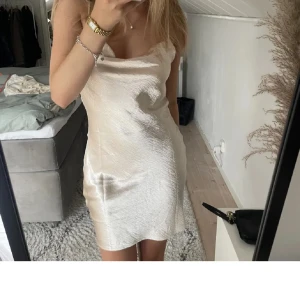 Champagnefärgad sidenklänning - Superfin siden klännining med fin baksida! 