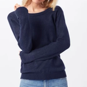 Mörkblå tröja från VILA - Säljer en snygg mörkblå tröja från VILA i storlek S. Den är perfekt för både höst och vinter med sin mjuka och mysiga känsla. Använd fåtal gånger men inga synliga defekter❤️🫰