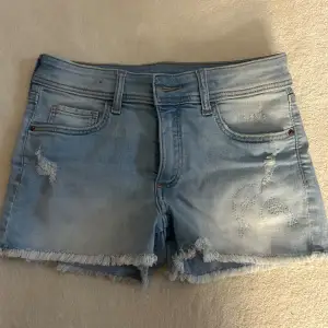 Säljer ett par ljusa jeansshorts från H&M i storlek 152. De har en snygg slitning och fransiga kanter för en avslappnad look. Perfekta för sommardagar och festivaler! 🕶️