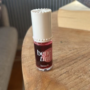 Benetint från Benefit - Säljer en Benetint från Benefit, de är en flytande läpp och kindfärg/rouge i en fin rosaröd nyans. Perfekt för att ge en naturlig och fräsch look. Kommer i en söt liten flaska med vit kork och pärldetaljer. Innehåller 6 ml. Enbart testad🩷🩷