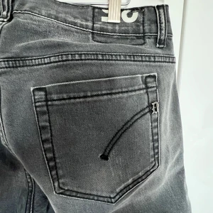 Grå jeansbyxor - Säljer ett par snygga grå jeansbyxor från Dondup i bra skick. Storlek 35 och GEORGE modell.  