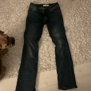 Mörkblå jeans från Junkyard - Säljer ett par mörkblå jeans från Junkyard i bra skick, använda ca 10ggr men ser som nya ut💞nypris är 600!!!