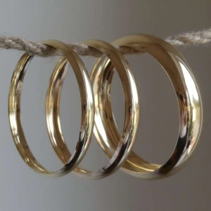 Elegant samling av armband i guld och silver - Vårat UF företag säljer dessa snygga armband på instagram: classic.revive!! 💛💛💛💛