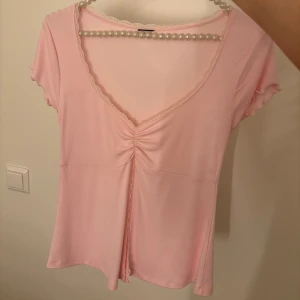 Rosa blus från gina tricot - Nyskick, aldrig använd blus från gina tricot i storlek S!