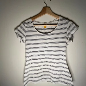 Randig T-shirt  - Storlek M, vanlig urringad randig T-shirt från 365 sunshine som slimmar till det lite i midjan. Har aldrig använt!